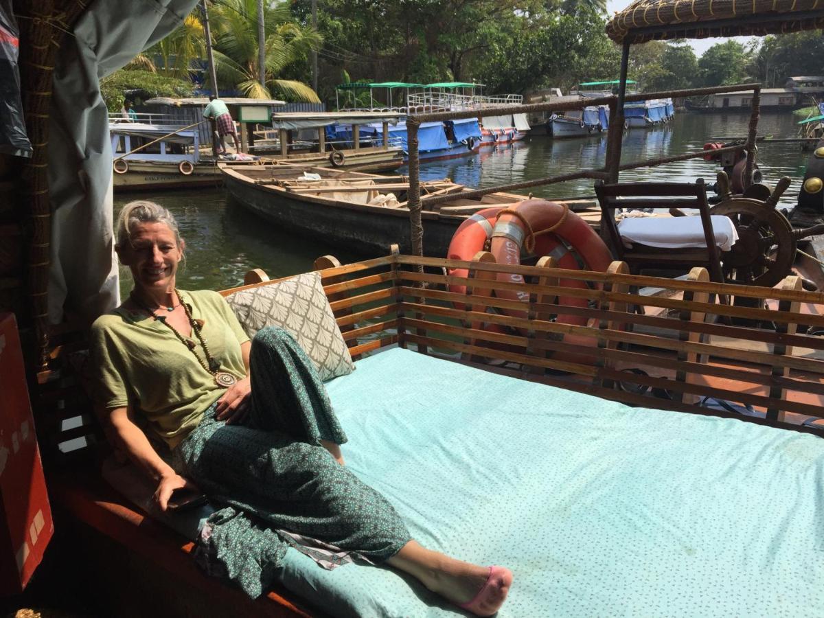 Hotel Thara'S Houseboat Alappuzha Exterior foto